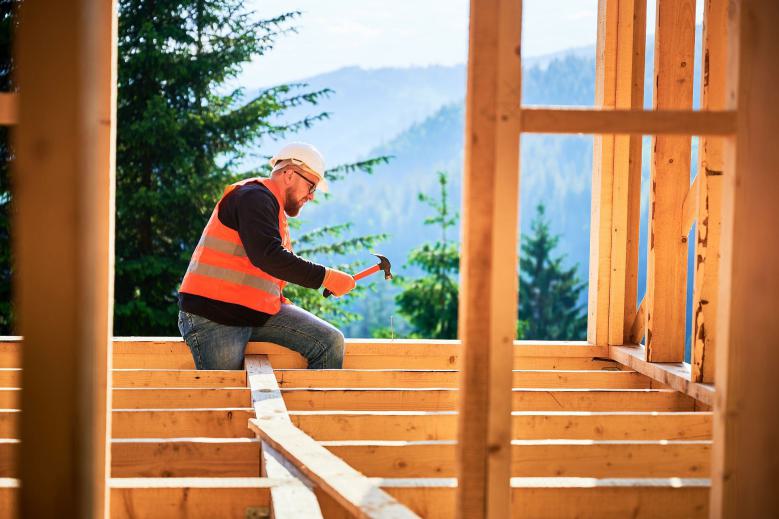 Zimmermann baut Dachstuhl